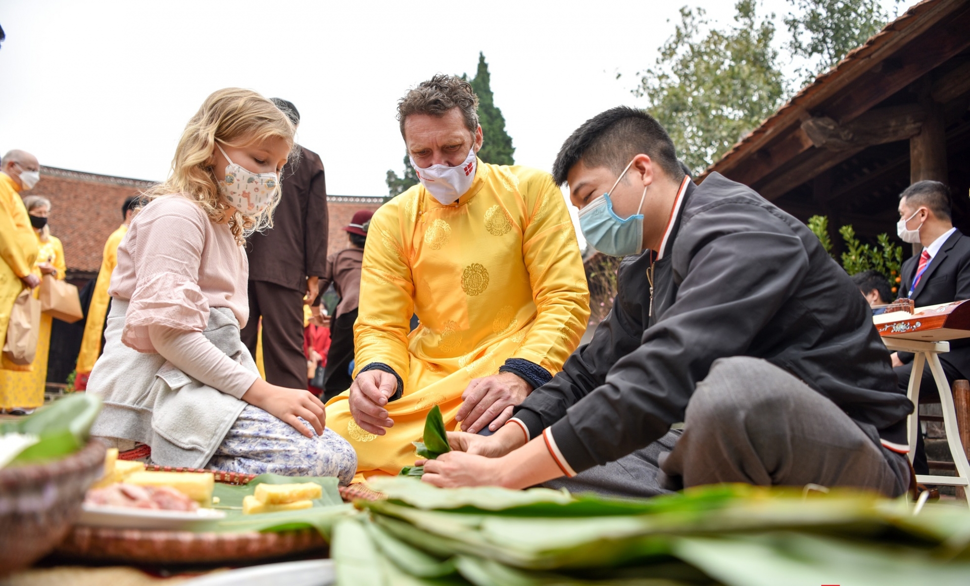 春节期间，在越南的外国游客参加包粽子。 