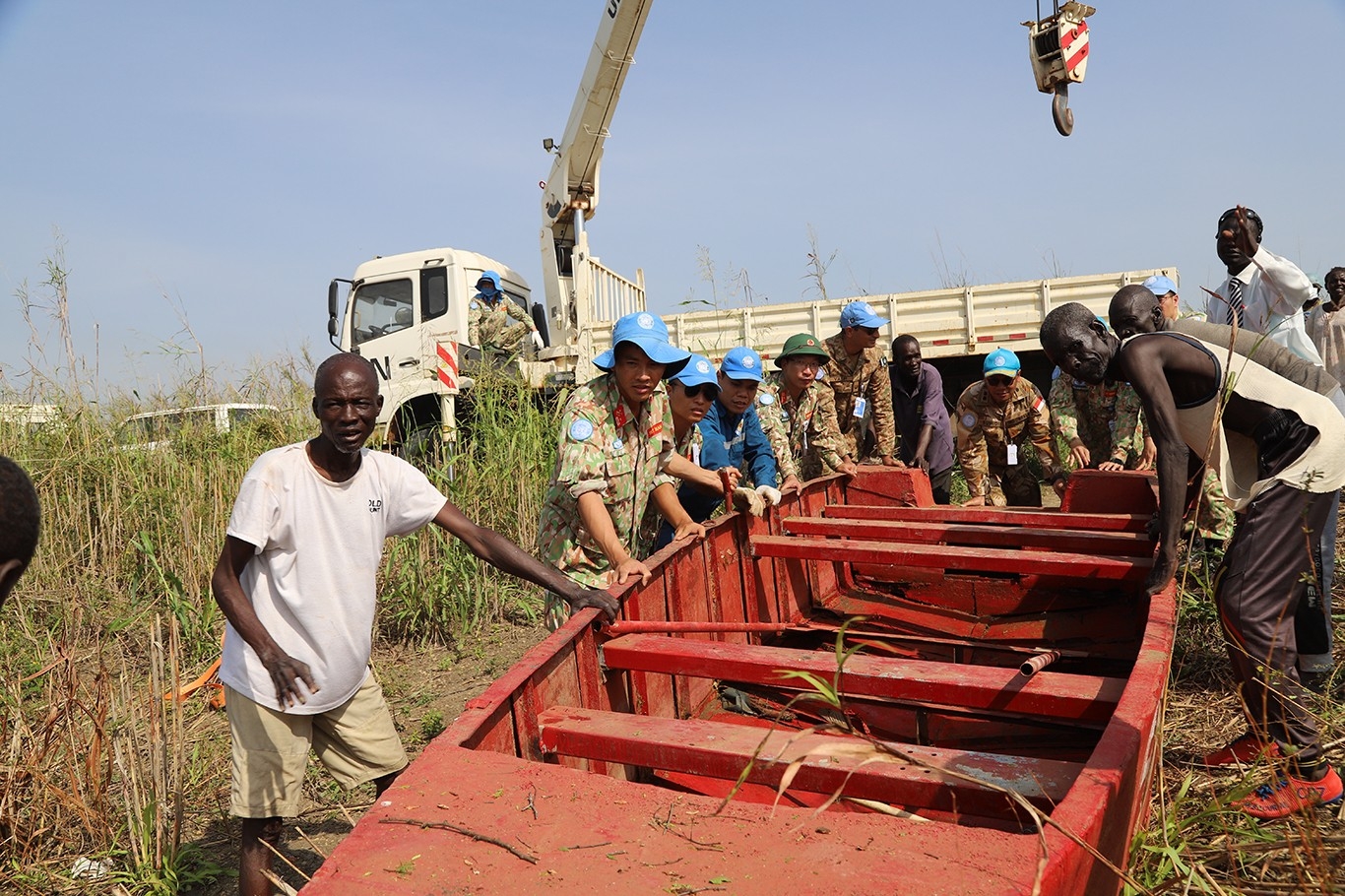 工兵队为阿卜耶伊的米贾克村村民修理船只。