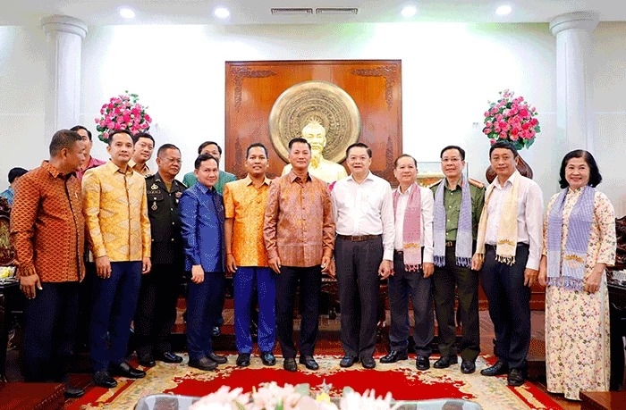 芹苴市及各部门领导接待柬埔寨磅清扬省代表团来访并致以2024年新年祝福。