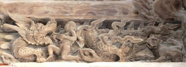 河内巴位县朱眷（Chu Quyến）亭雕塑中的龙颌墓葬形象。（资料图）