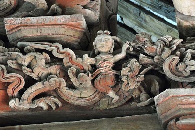 河内富川县惹夏（Giẽ Hạ）亭雕塑中的仙女骑龙形象。（资料图）