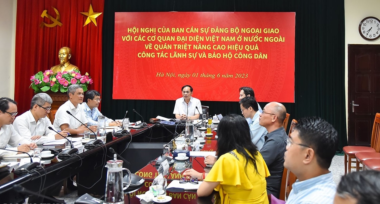 2023年6月1日，越共中央委员、外交部党组书记、外交部长裴青山主持提高越南在国外领事事务和公民保护工作效果的会议。（图：俊英）