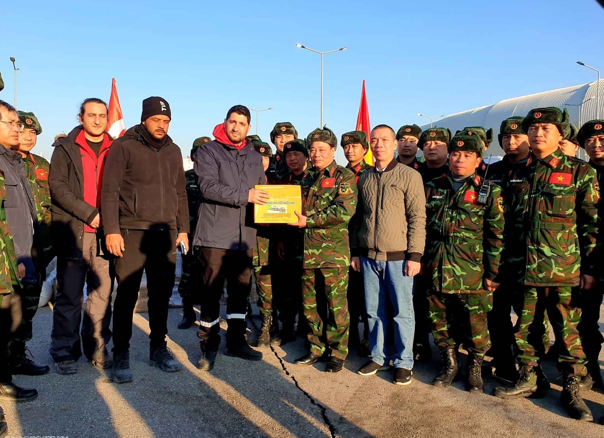 越南通过参加搜救和协助克服土耳其地震灾害后果，展现了国际分享精神。 （图：越南驻土耳其大使馆）