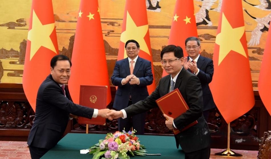 越南谅山省领导人与中国广西壮族自治区签署智慧口岸试点建设框架协议。