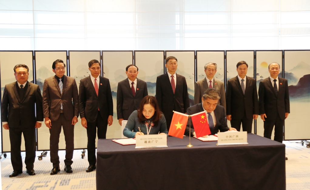 广宁省工贸厅与广西壮族自治区商务厅签署贸易发展合作协议。