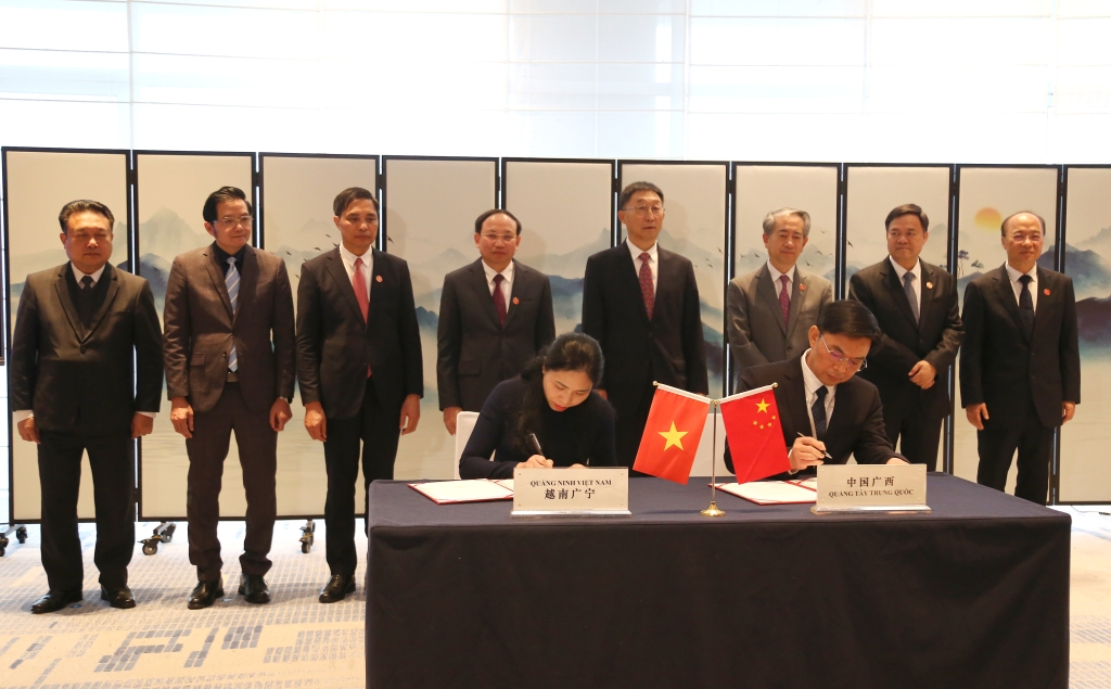 广宁省平辽县委与广西壮族自治区防城党委签署关于建立友好交流机制的协议。