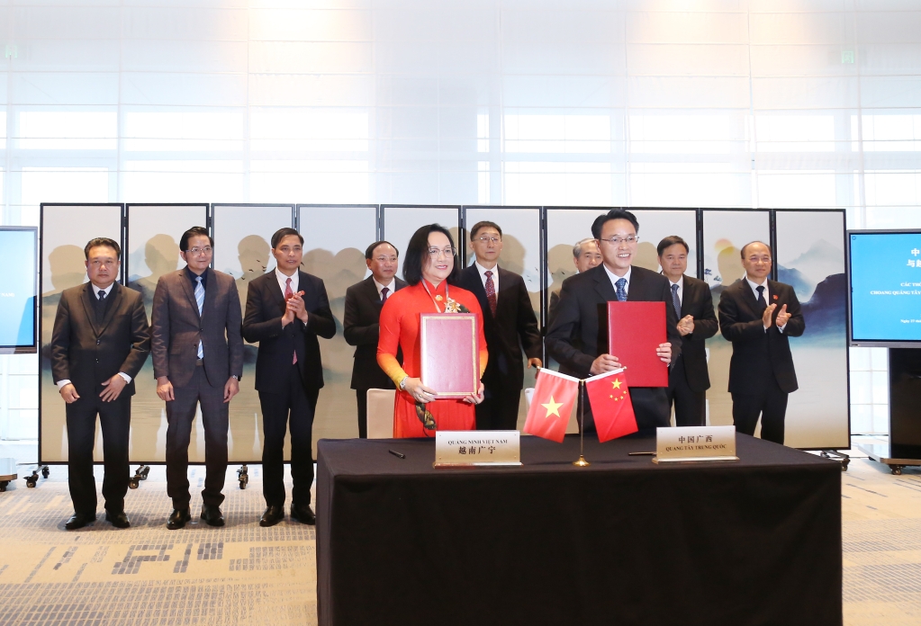 广宁省旅游厅与广西文化和旅游厅签署合作协议。