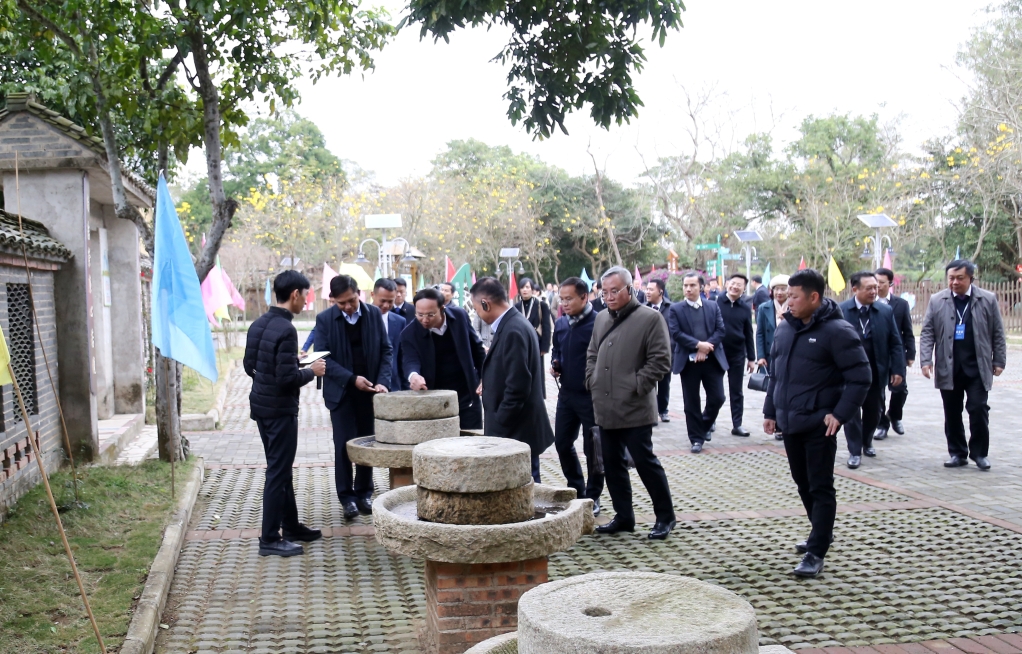 阮春记同志一行参观广西壮族自治区北海市碧西村新农村模式。