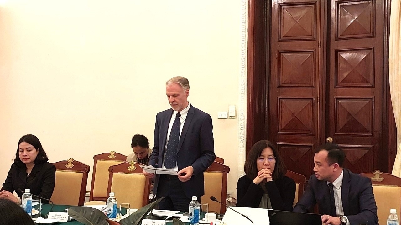 联合国教科文组织驻越南首席代表克里斯蒂安·曼哈特在会上发表讲话。