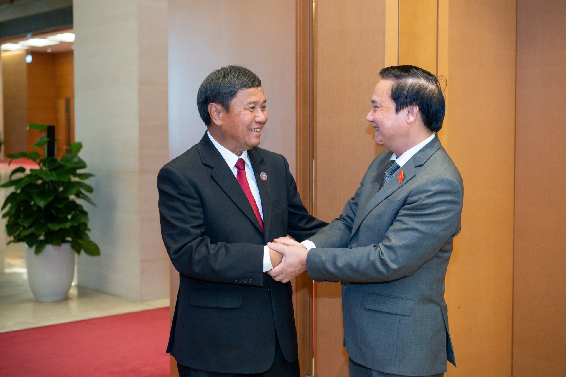 越南国会副主席阮克定（右）与老挝国会副主席坎贝·丹拉。
