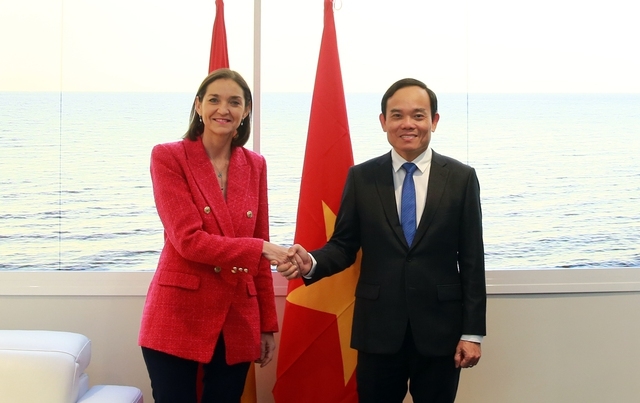 越南政府副总理陈流光与西班牙工业、贸易和旅游部部长马罗托亲切握手。