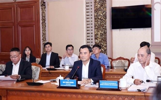 胡志明市人民委员会副主席裴春强（前排左二）。