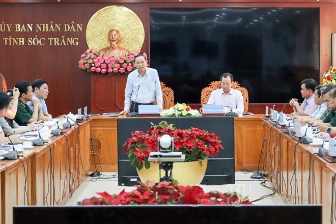 越南农业与农村发展部副部长冯德进（左）在会上发表讲话。