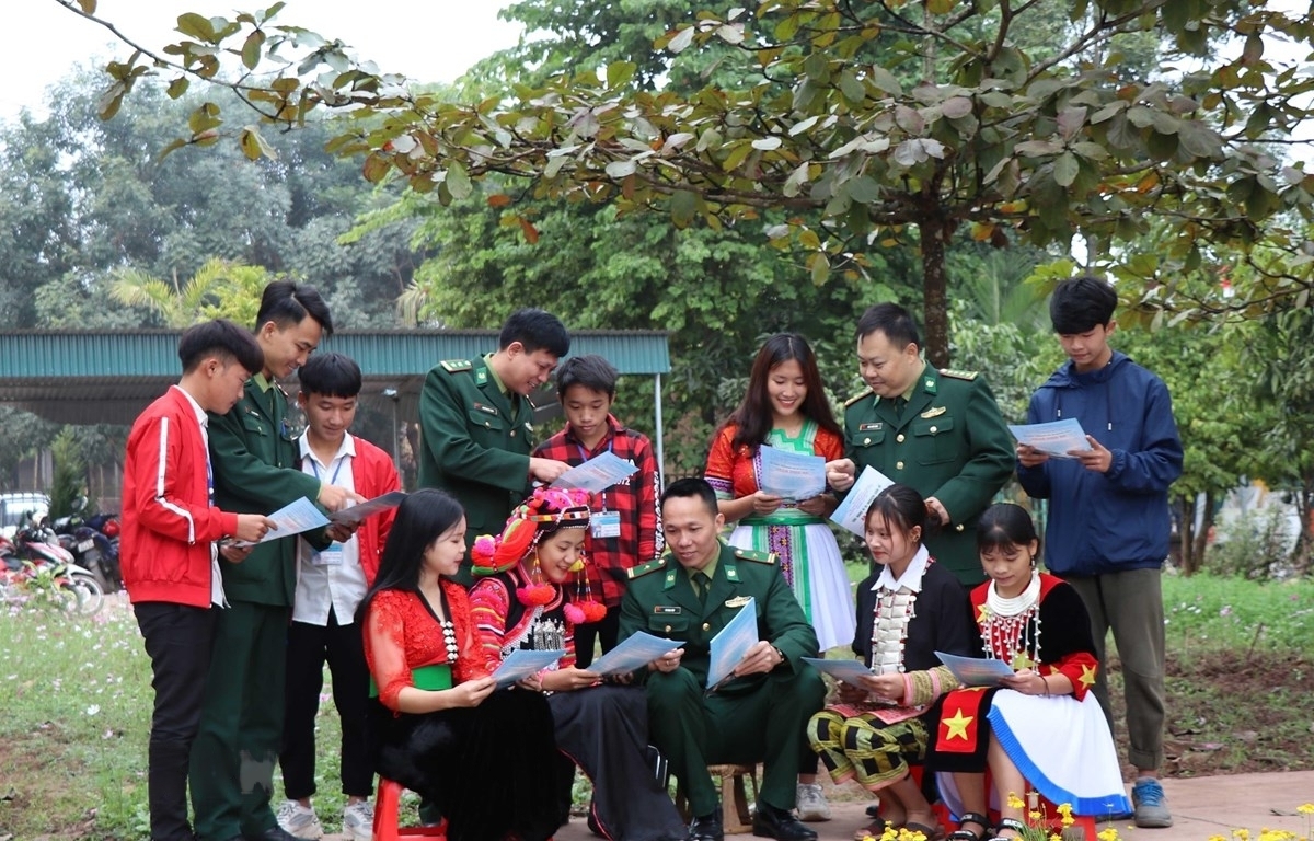 奠边省边防卫队在孟河中学（奠边省孟河县）向各族学生宣传和宣传关于边境安全和领土主权的法律。