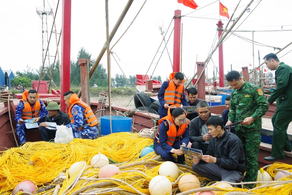 海警和边防干部向渔民宣传法律。