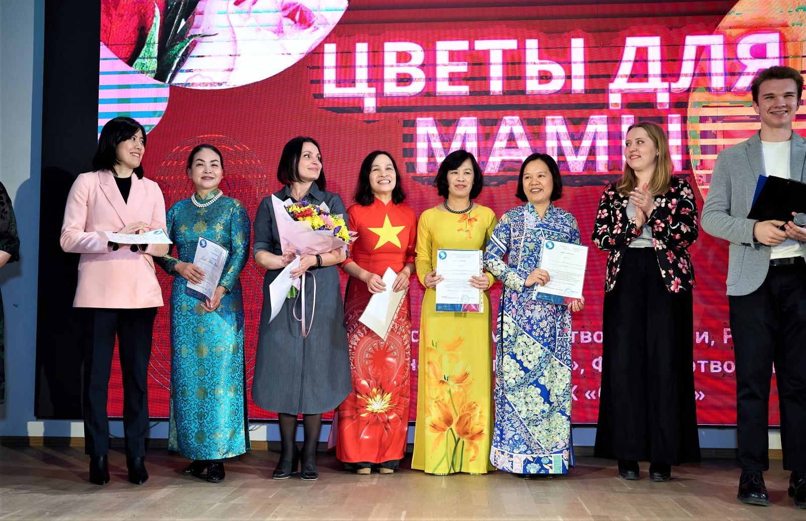 为加强越俄团结和友谊做出许多贡献的越南妇女颁发奖状。