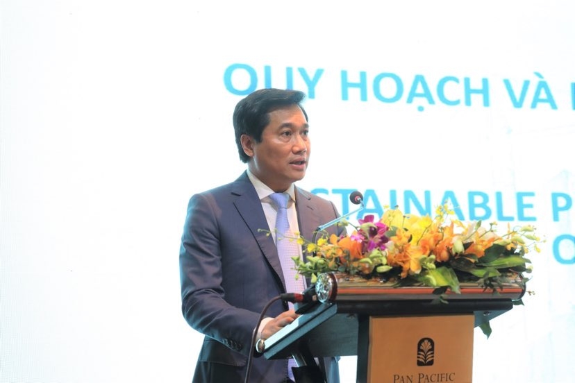 越南建设部副部长阮祥文在会上发表讲话。
