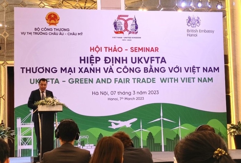 越南工贸部副部长邓黄安在会上发言。