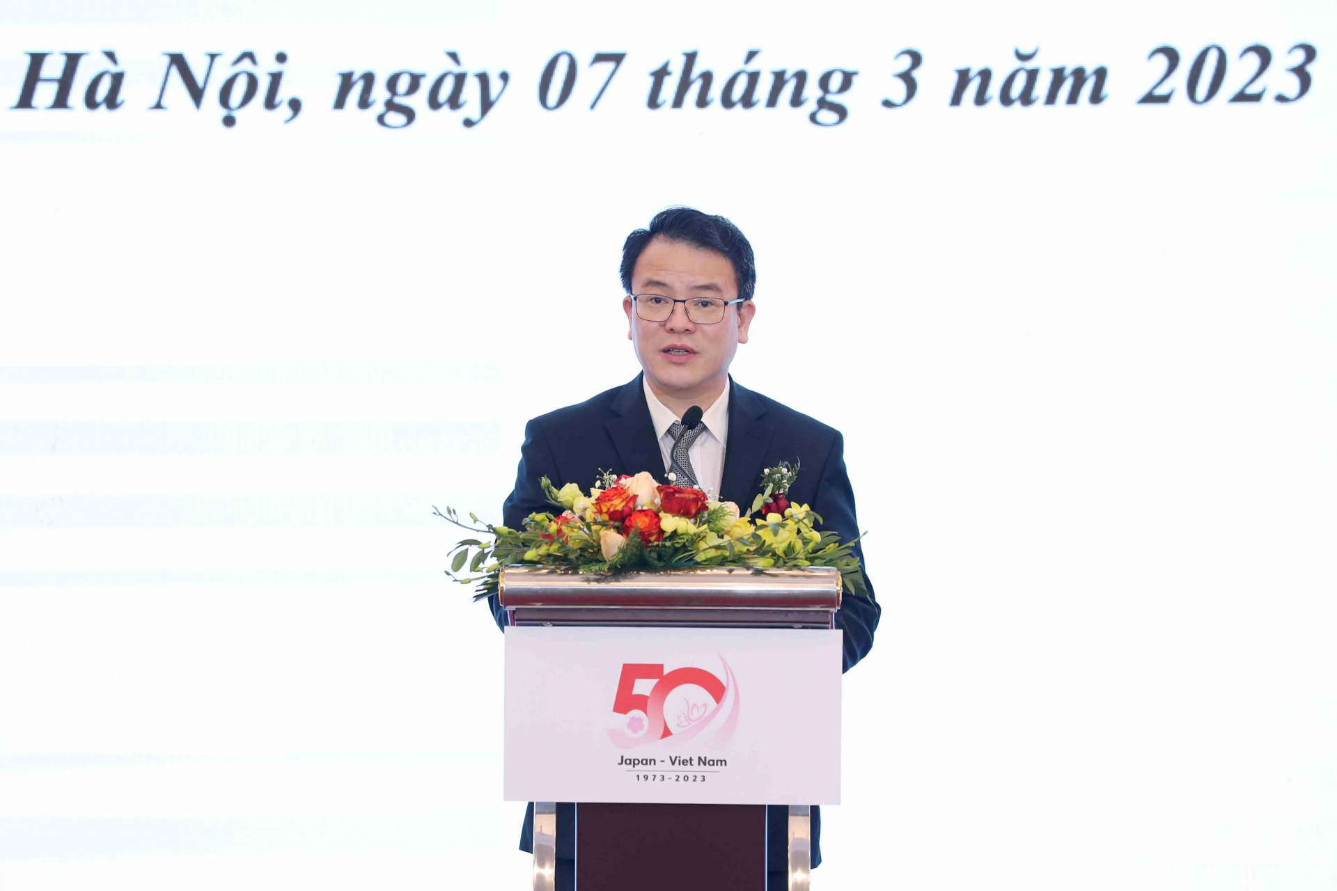 越南计划投资部副部长陈国方在研讨会上发言。