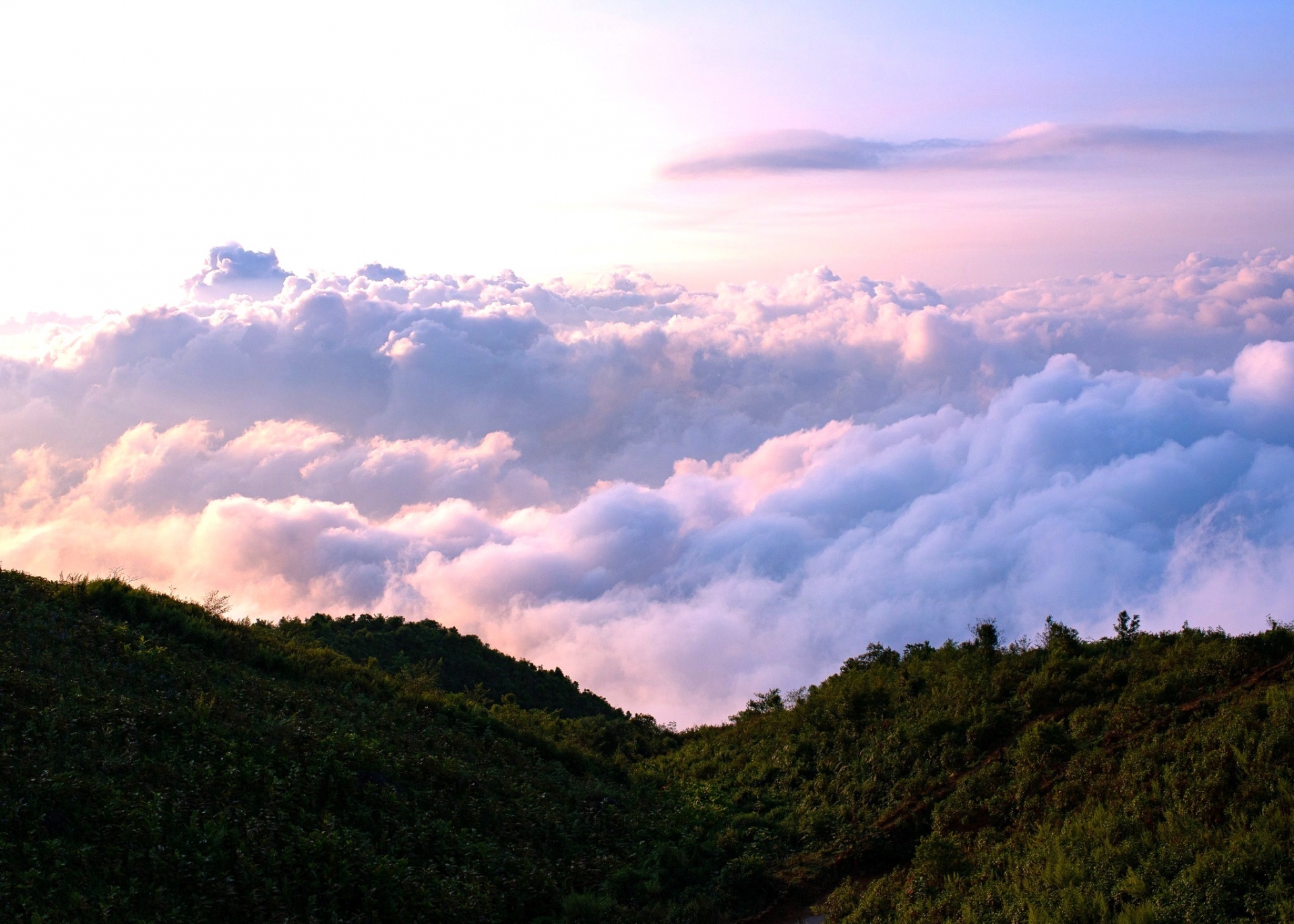 山罗省北安县斜处雄伟的山脉海拔1500至1800米，被誉为西北最美丽的 “猎云天堂”。
