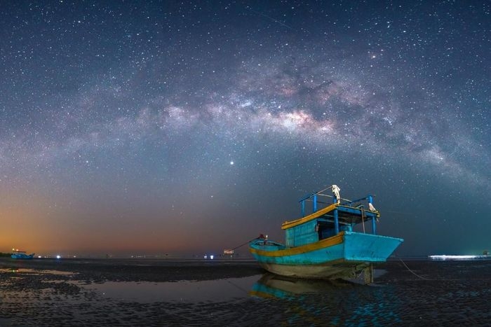 前江省鹅贡东县新城海滩是拍摄银河的完美地点，因为它的光干扰相对较低。（图：潘日登舒）