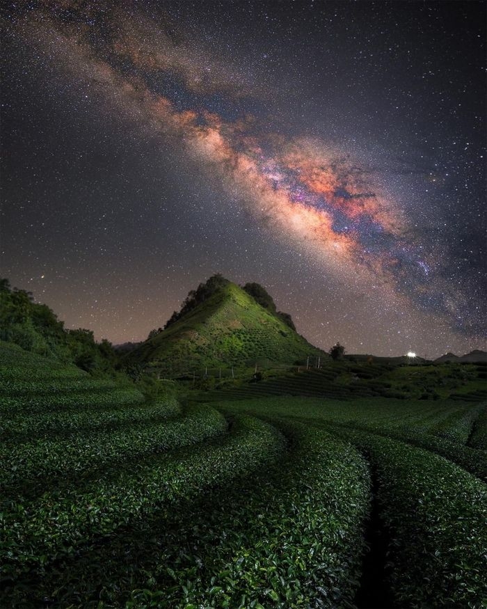 山罗省木洲的心型茶山的夜景辉煌灿烂、多彩多姿。（图：陈文玲）