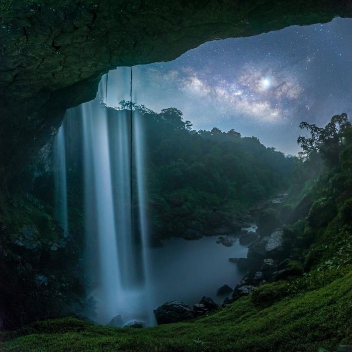嘉莱省克邦县昆著浪自然保护区的燕穴瀑布（或K50瀑布），当银河悬空时，变得更加神秘和奥妙。（图：阮仲等）