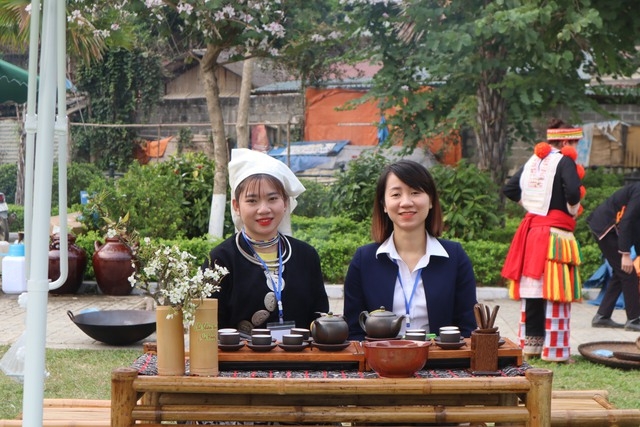 2023 年山雪茶节的参与者可以品尝茶民泡出的茶并购买茶叶作为礼物。
