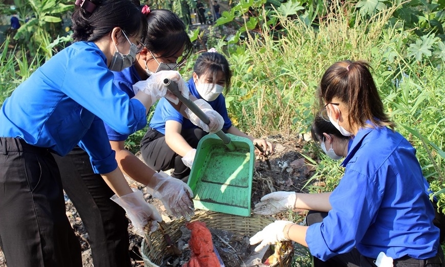 胡志明市青年团员开展环境卫生大清扫活动。