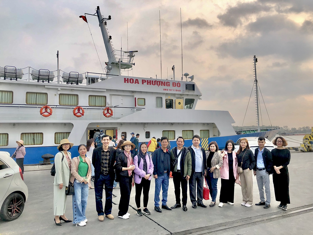 2023 年 3 月，在海防运营的新闻机构乘坐凤凰花船登上了白龙尾岛。