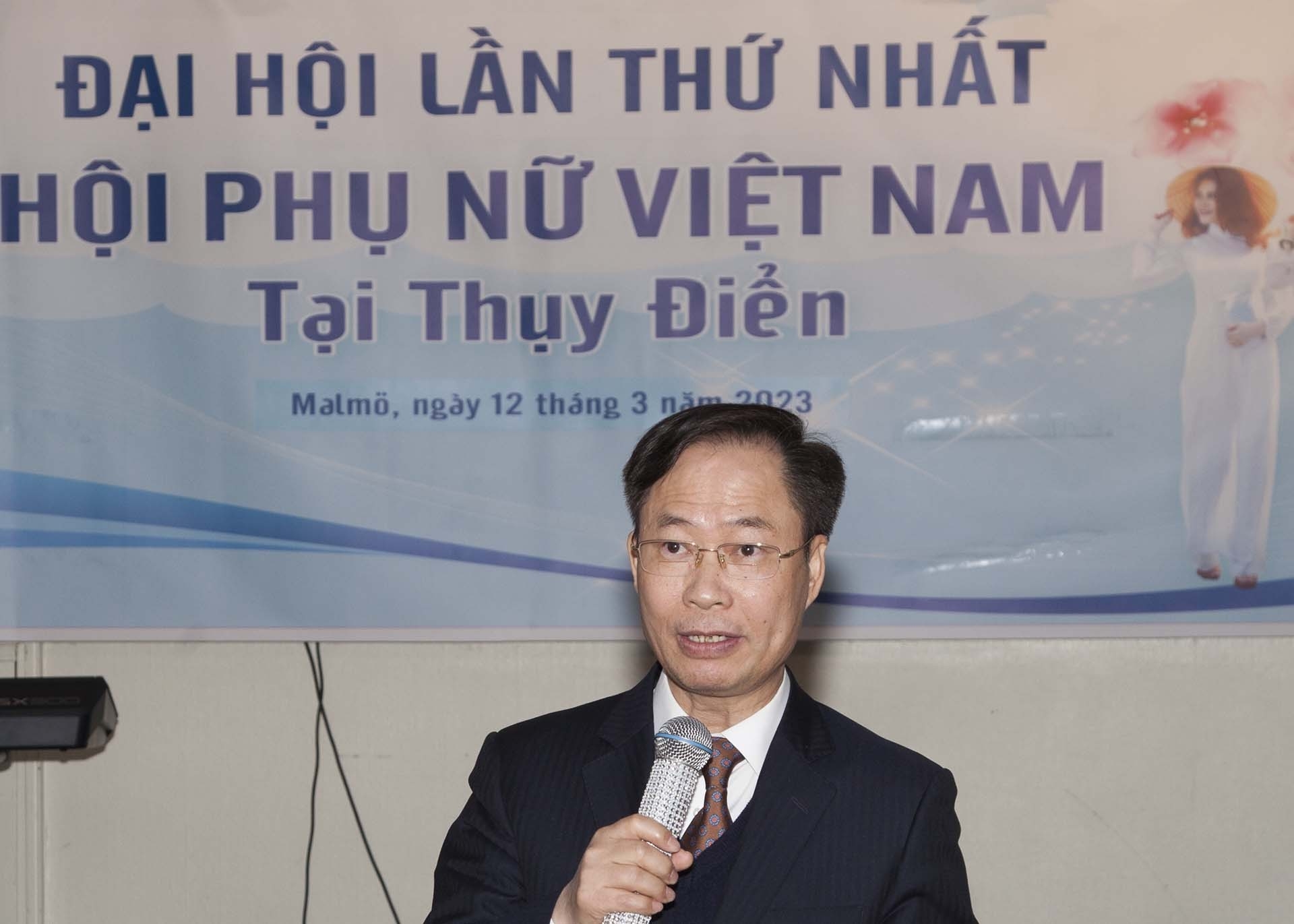 越南驻瑞典大使潘登当在会上发表讲话。