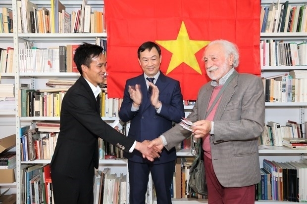 雷纳托·达西2022年5月向越南大学生代表移交越南文化屋使用权。