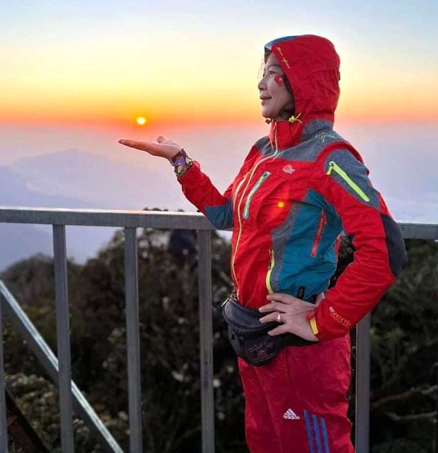 游客在西昆岭峰上观看日出。