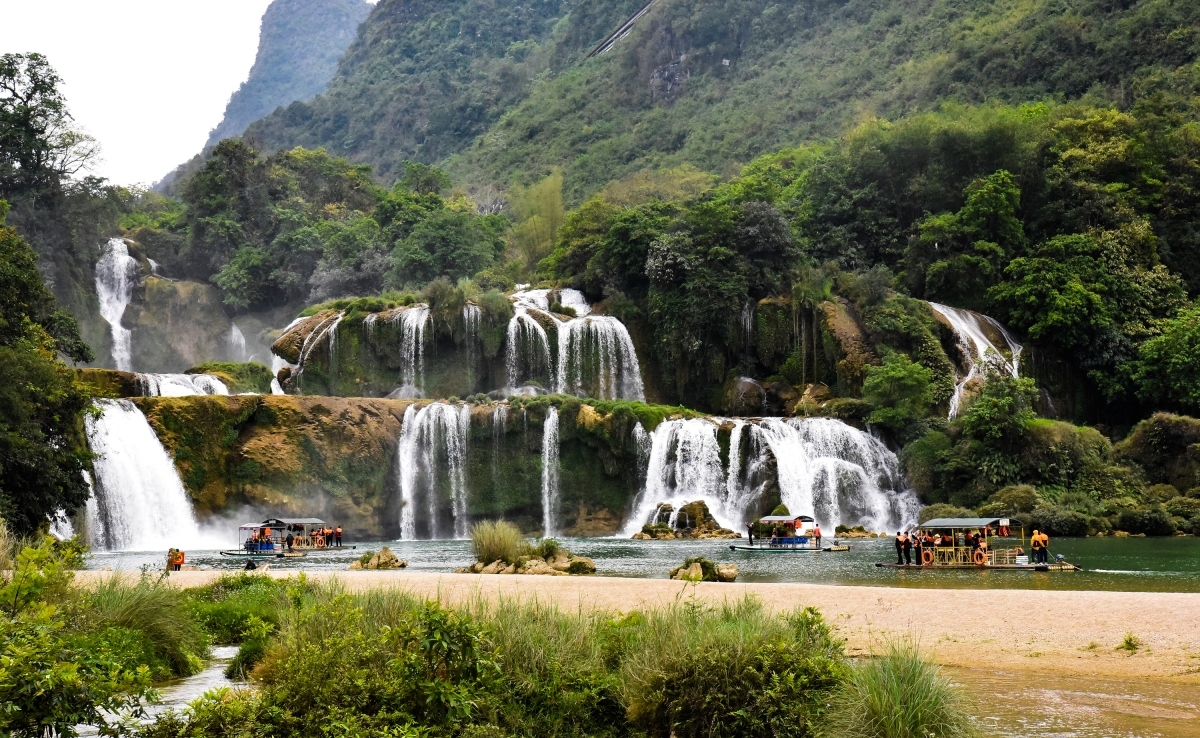 板约瀑布被誉为东南亚最大最美的天然瀑布，在国界瀑布中位居世界第四大天然瀑布。