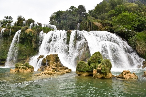 板约瀑布位于归春河的水流上。板约瀑布分为2个部分：主瀑布（高瀑布）和次瀑布。 从外面看，左边叫次瀑，右边叫主瀑。