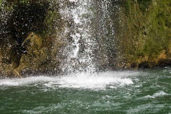 身披金星红旗的游客在板约瀑布打卡
