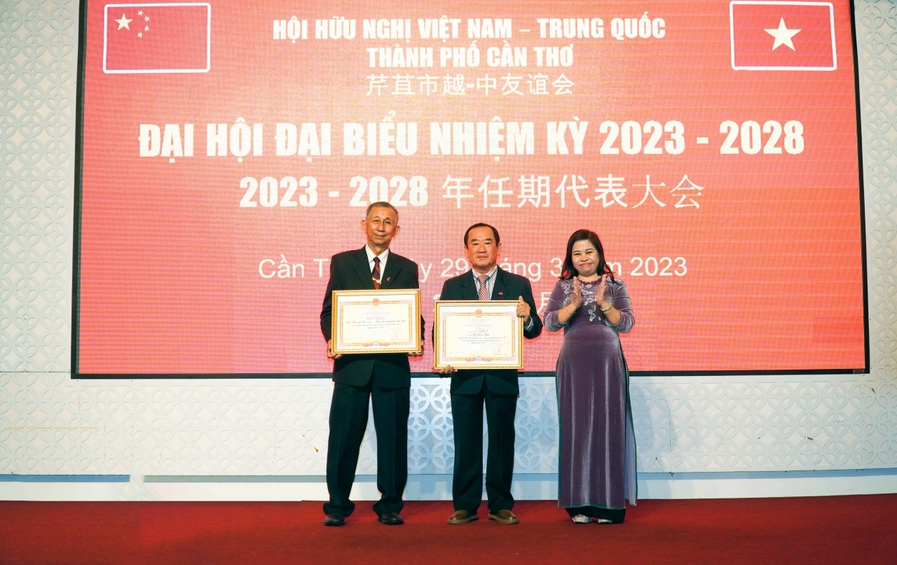 芹苴市友好组织联合会主席黎氏清江女士在大会上向2018-2023年任期内为民间外交工作做出积极贡献的集体和个人颁发了越南友好组织联合会主席团的奖状。