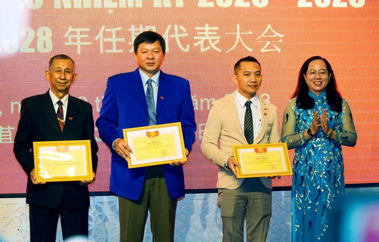 芹苴市越南祖国阵线委员会领导向2018-2023年任期内为民间外交工作做出积极贡献的芹苴市越中友好协会3名个人颁发了奖状。