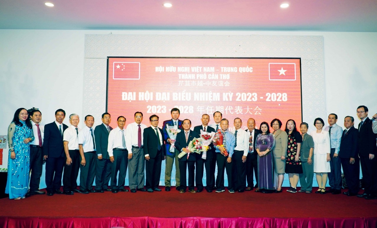 代表们献上鲜花并与越中友好协会2023-2028年任期执行委员会合影留念。