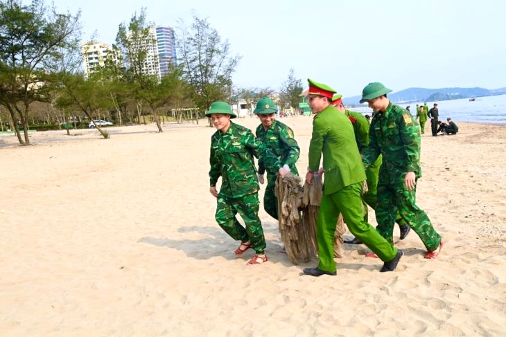 义安省边防部队青年与炉门市青年团、义安省旅游-商贸大专青年团和中北部机动警察中团基层团举行了“清洁大海”计划。图片中：青年团员参加环境卫生大清扫活动。（图：雄风）