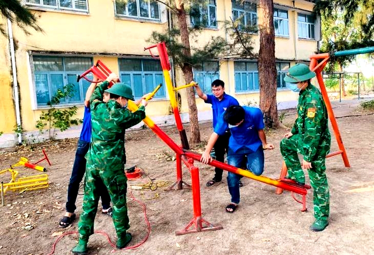 平順省边防部队福禄边防屯的支团团员与地方青年团员配合为该地区的儿童修复游乐场。（图：忠诚）