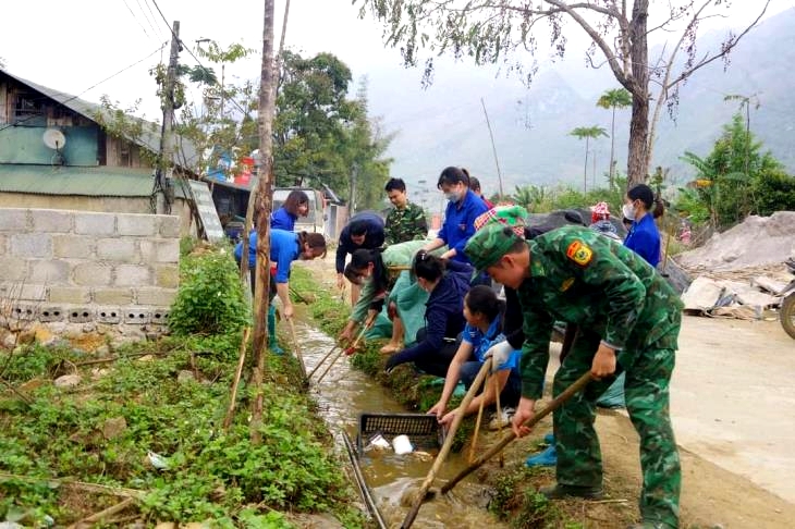 高平省边防部队春长边防屯的干部、团员与地方支团配合疏浚沟渠，帮助人民生产。（图：陈德）