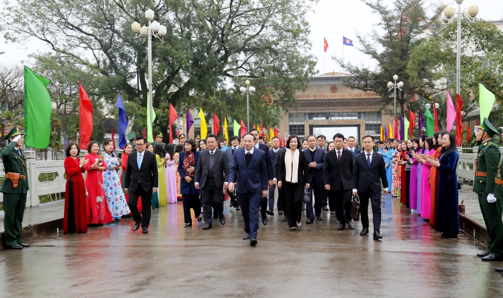 越共中央委员、省委书记、省人民议会主席阮春记同志率团对中国广西壮族自治区进行正式访问。