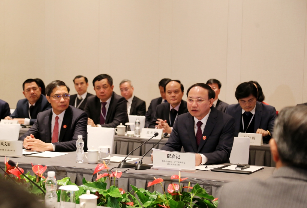 越共中央委员、广宁省委书记、省人民议会主席阮春记同志在会上发言。