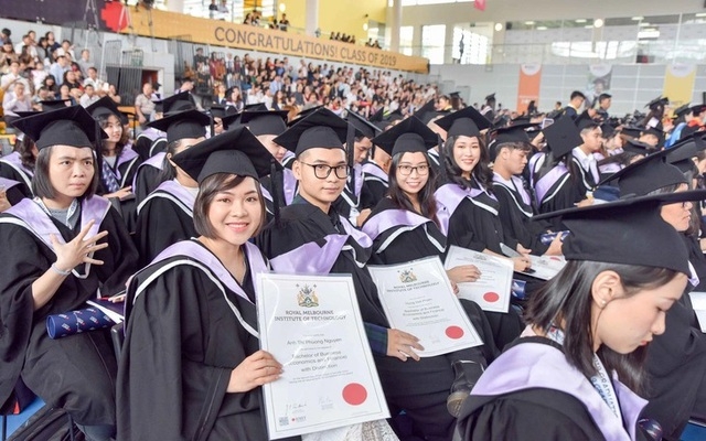 在毕业典礼当天的越南RMIT大学的大学生。