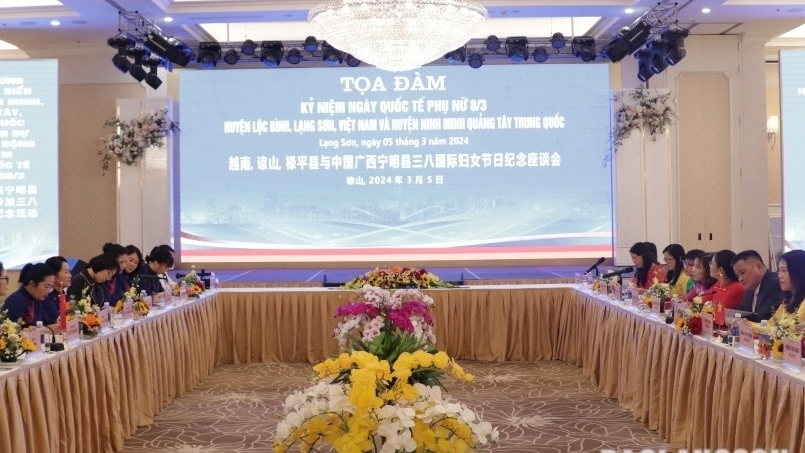 越南谅山省禄平县和中国广西壮族自治区宁明县代表团举行三八国际妇女节日纪念座谈会