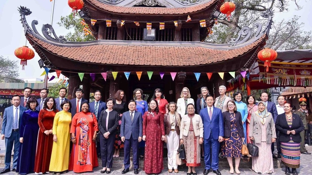 各国驻越南女大使、国际组织驻越女性首席代表体验北宁文化