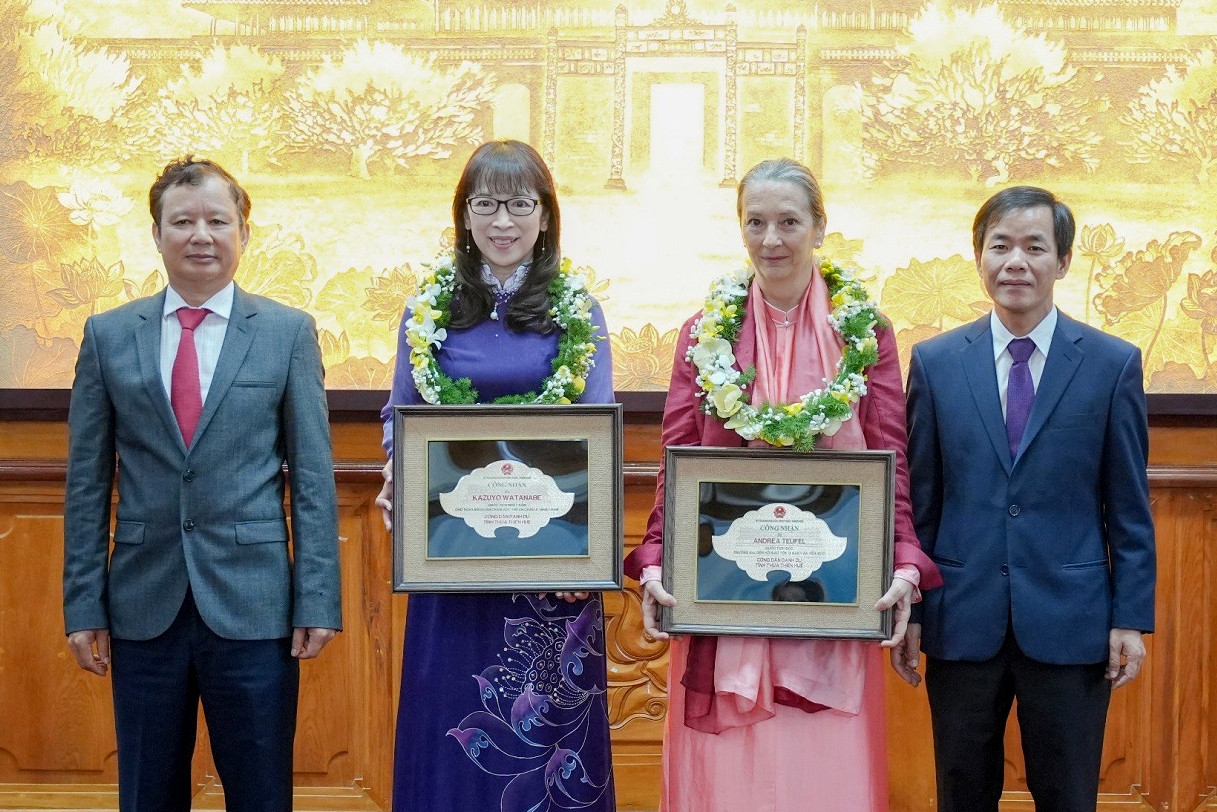 两名外国人荣获承天顺化省名誉公民称号。