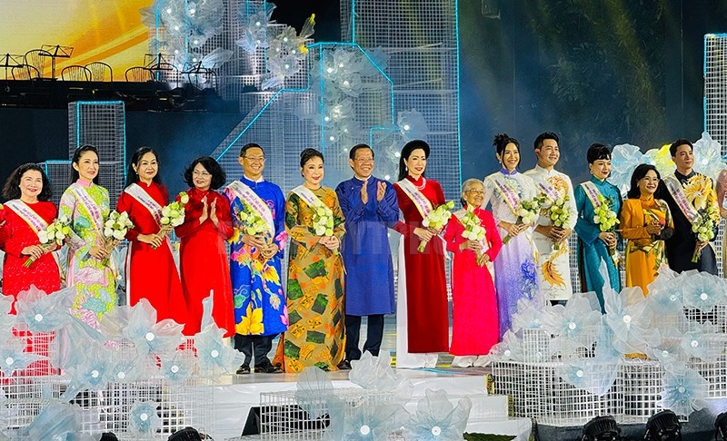 2024年第10届胡志明市奥黛节开幕。