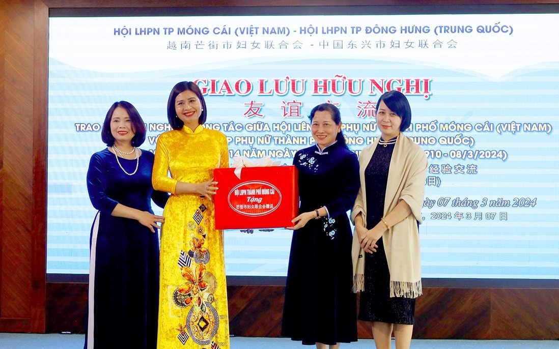 越南芒街市妇女联合会向中国东兴市妇女联合会赠送祝贺礼物。